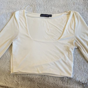 Vit topp  - Vit topp från pretty little thing, Storlek S. Materialet liknar gina tricots soft touch collection.