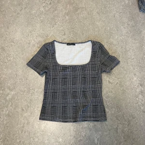 Rutig T-shirt  - Rutig T-shirt från shein. Säljer då den är för liten för mig. Möts upp i Linköping. 