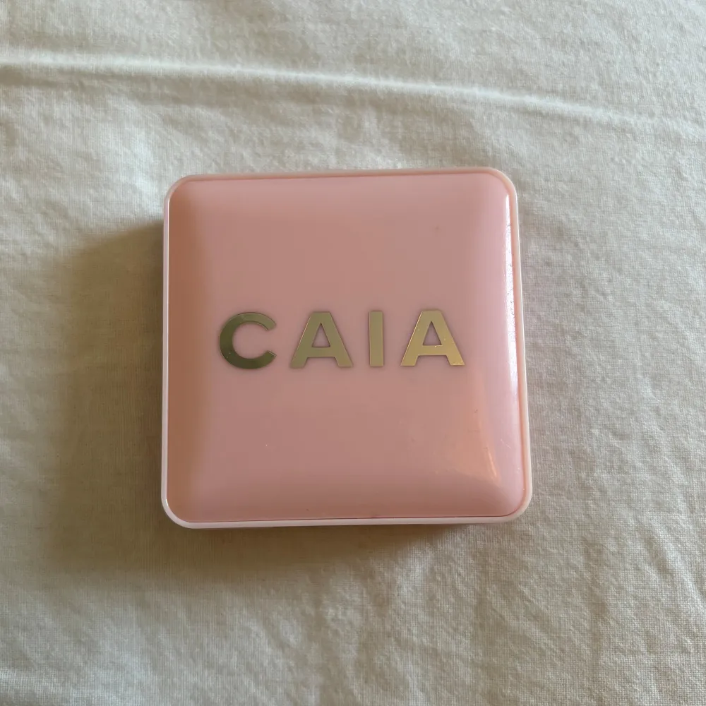 Caia glow blush i färgen pink lemonade, den är är använd ca 5 gånger så den är nästan som ny!💗Jag säljer mer smink från bland annat Caia och Hickap på min profil om någon är intresserad!. Skönhet.