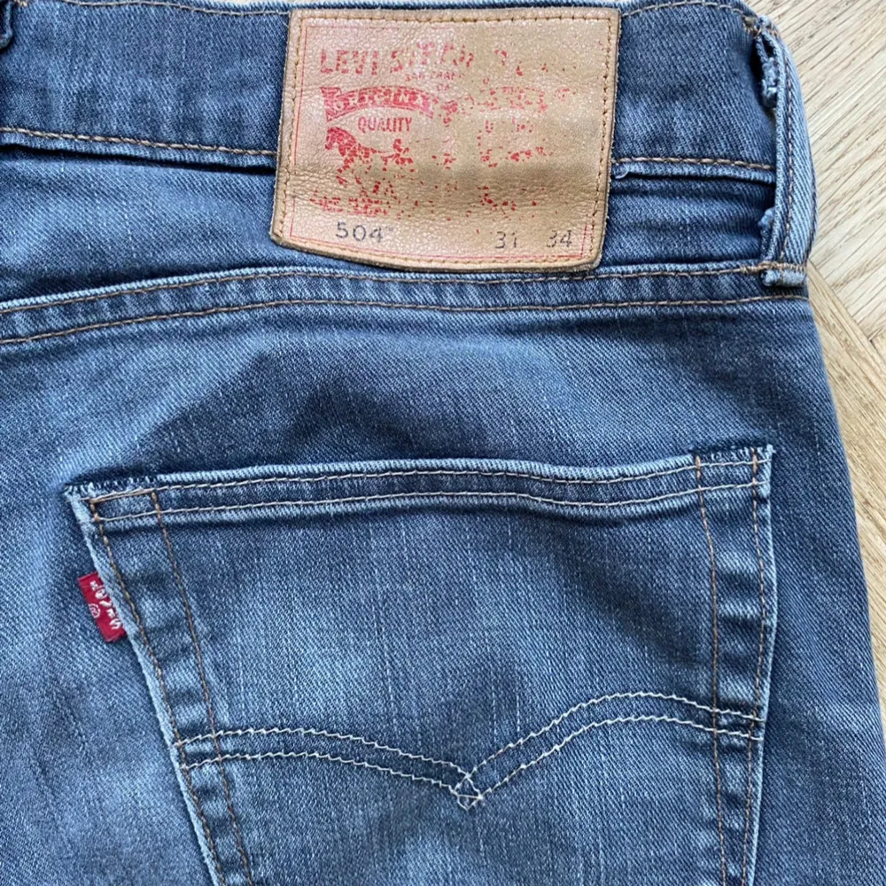 Jeans med vintage look från märket Levis. Modellen heter 504. Använts flitigt med tecken på användning.  Hör av dig om fler bilder eller frågor.. Jeans & Byxor.