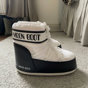 låga moonboots  - säljer nu dessa moonboots då dem bara kommit till användning två gånger och är därav i mycket fint skick. jättefina skor nu till vintern! 