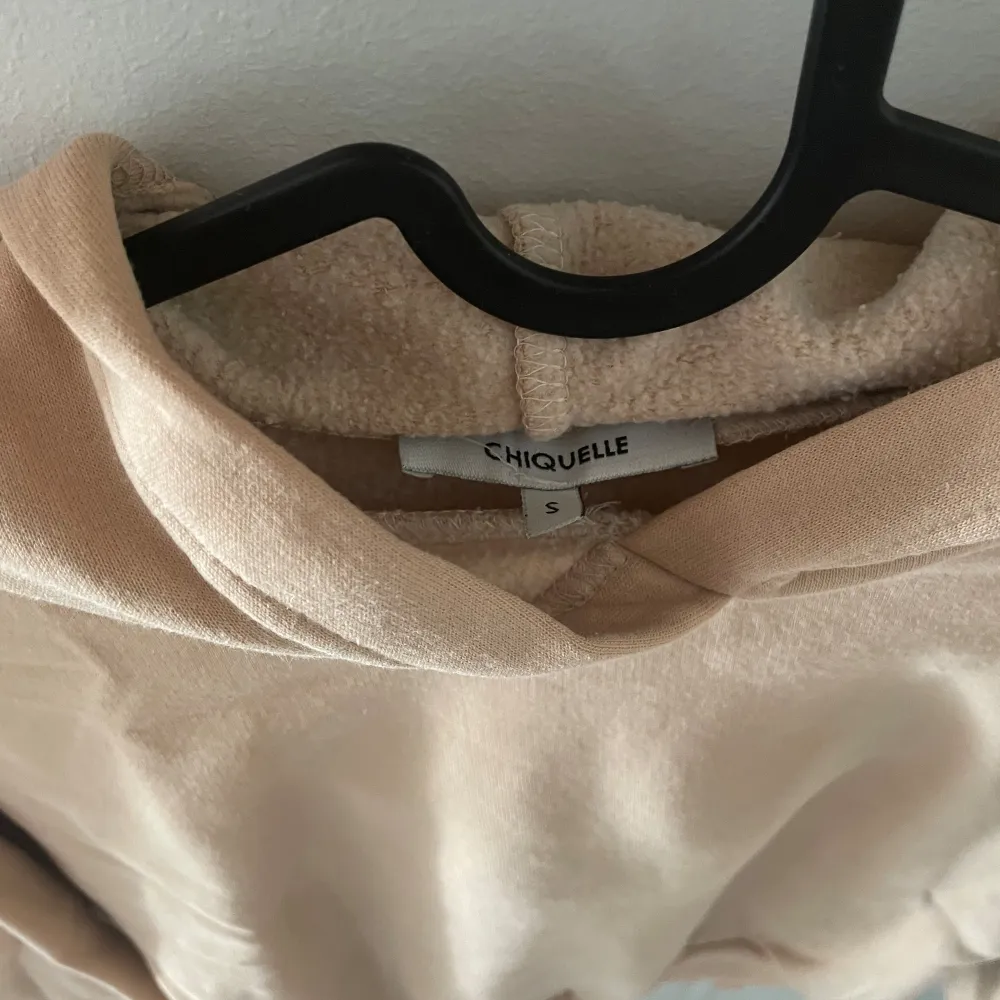 Säljer en supermysig beige/rosa hoodie från Chiquelle. Den är perfekt för höst och vinter med sin varma och sköna känsla. Hoodien har långa ärmar och en klassisk huva. . Tröjor & Koftor.