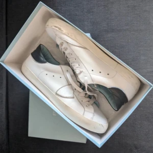 Philippe Model | Sneakers  - Säljer dessa trendiga Philippe Model sneakers! | Fint skick används väldigt få gånger skulle bedöma 9 av 10 tyvärr är boxen lite skadad men fungerar absolut! | Storlek 39 men passar absolut 40 lika bra! | Ställ gärna frågor innan du köper!