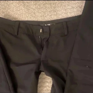 Kostymbyxor  - Lågmidjade kostymbyxor från Bikbok. Med slit ner till. Super snygga är i modellen petite, och passar mig som är 1,52. Nyskick - ny pris 499kr