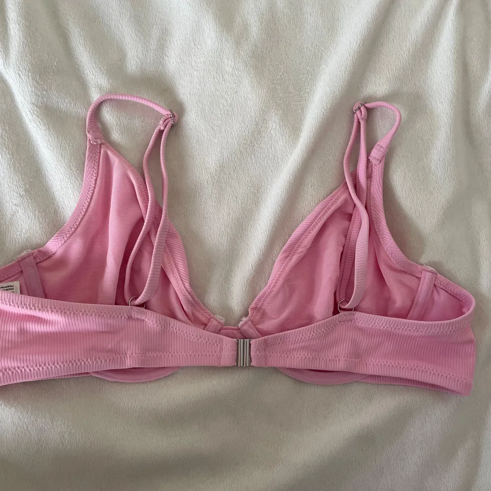 Rosa bikini från Lindex  Bikini topp i storlek:80b Bikini trosa i storlek:m Använd fåtal gånger . Övrigt.