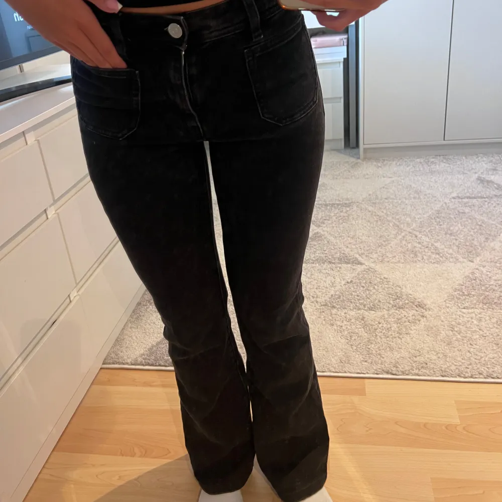 Säljer dessa snygga svarta bootcut jeans med snygga fickor på framsidan. Jeansen har en medelhög midja och är från Mango i storlek 34. Jag är 162cm och dom är perfekt längd!. Jeans & Byxor.