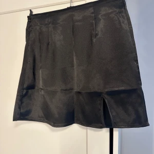 Satin kjol - Satin minikjol från SHEIN💕 aldrig använd💕