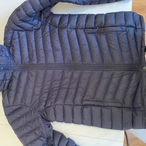 Peak performance Jacka - Jag säljer en Peak performance jacka som jag helt enkelt vuxit ur. Den är i väldigt bra skick. Den är en perfekt jacka för både vintern och hösten.