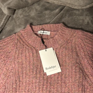 Stickad tröja  - Super fin och skön stickad rosa tröja från Rodebjer. Perfekt till hösten. Aldrig använd och nypris ca 5100kr💕 Tryck inte på köp nu💕