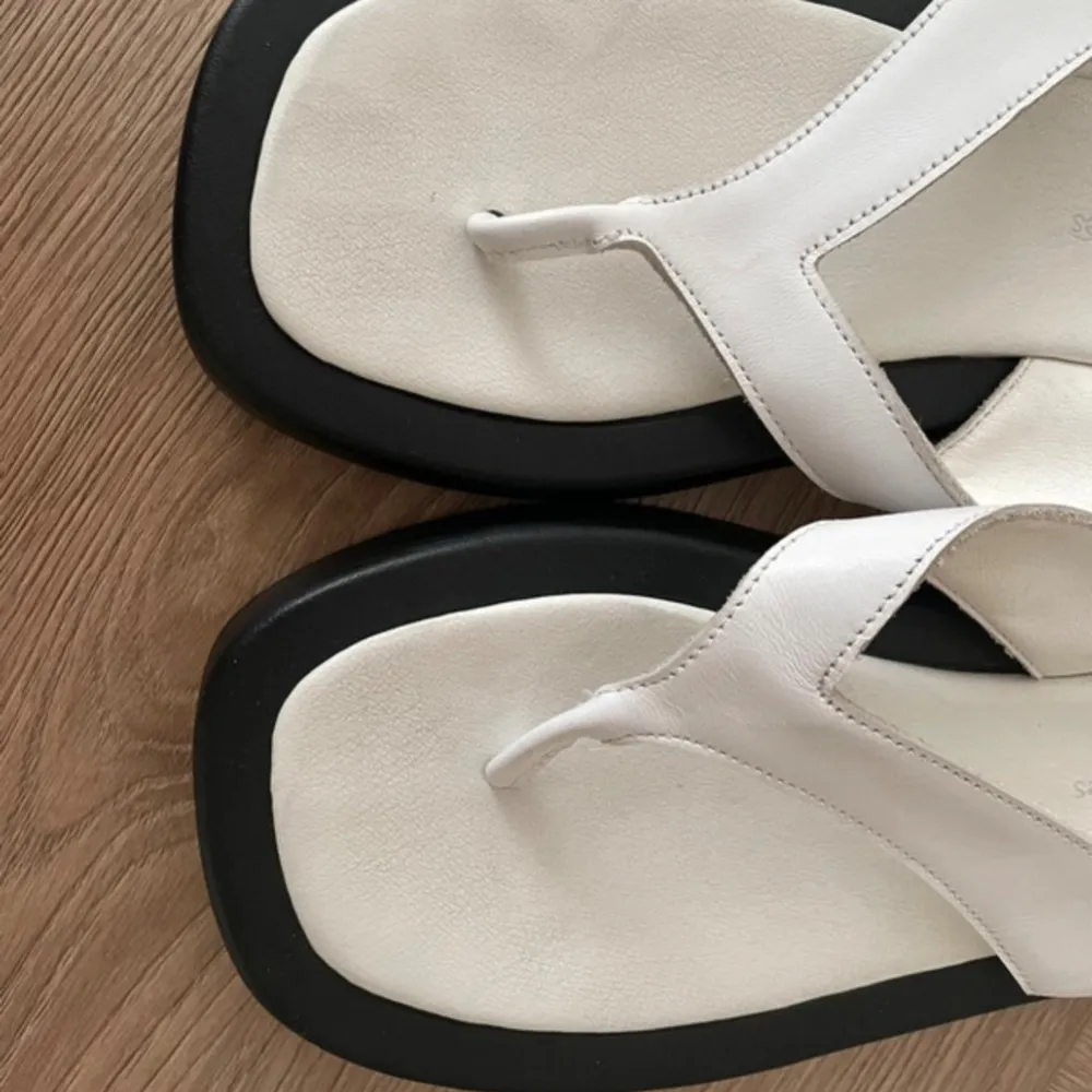 Svart vita Plattform flip-flops / sandaler från märket papaya. I mycket bra skick! Storlek 36 men passar 37 utmärkt!❤️. Skor.