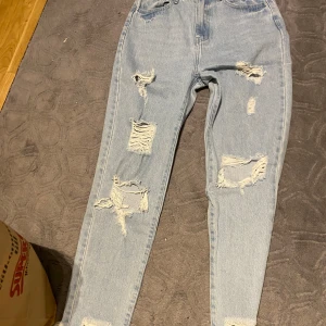 Ljusblåa boyfriend-jeans  - Använd få gånger, super fina och väldigt bekväma!