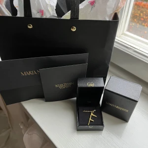 Maria Nilsdotter halsband - Så fint halsband från MN i bokstaven F😍😍 nypris: ca 2500