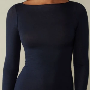 Mörkblå intimissimi tröja!💕 - Denna intimissimi tröjan är i storlek S men jag skulle påstå att den passar M också!💕 tröjan är i ny skick alltså den har inga defekter!! Perfekt nu till hösten🍂💕 nypris är 449. pris kan diskuteras! (Bilden är från intimissimis egna sida)💕