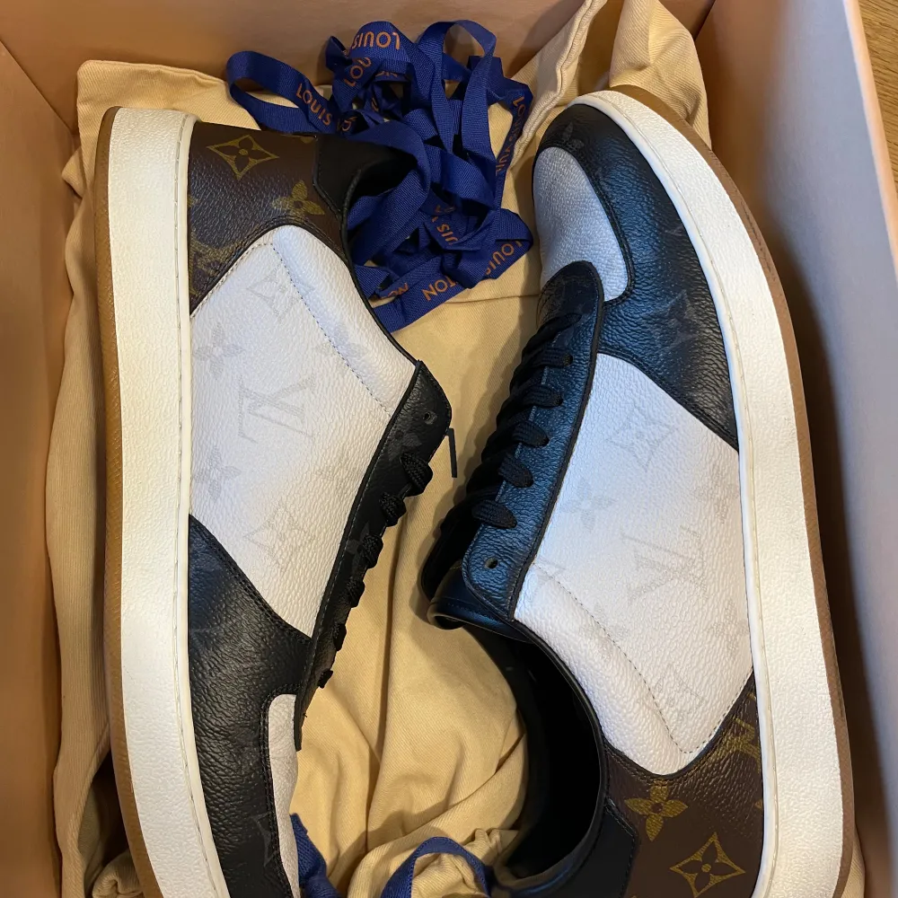 Louis Vuitton sneakers   Äkta, kvitto box osv finns . Köptes i Milan och Andvänd 3x  Nypris 12k   Hör av er om ni har frågor  PS hör inte av er om ni inte har pengar att köpa skorna. Skor.