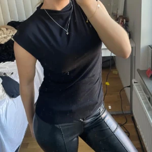 Gina topp  - Topp från ginatricot, superfint skick, använd en gång 💕 Storlek M, passar mig som brukar ha Xs/S