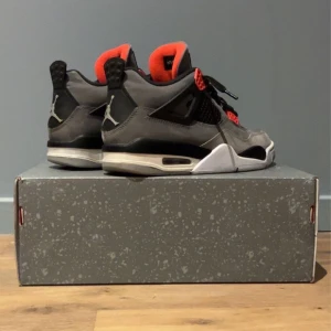 Jordan 4 infrared  - Tja! Säljer just nu mina Jordan 4s! Kvalitet skulle jag säga är ca 7/10, 8/10 där med det låga priset.