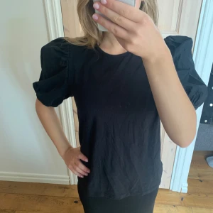 Topp med puffärmar  - Säljer 2 st t-shirts med puffärmar. En svart och en vit. Säljer båda för 70 kr eller en för 35 kr. Som ny, inga defekter!! Skriv om ni har frågor eller tryck på köp nu💖
