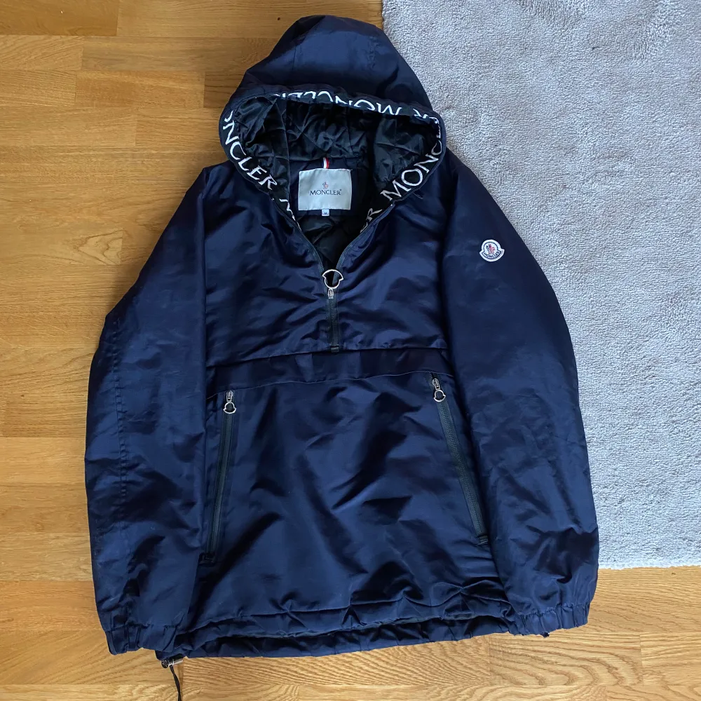 Moncler jacka storlek M passar S också, helt ny knappt använd den, QR code funkar. Jackor.