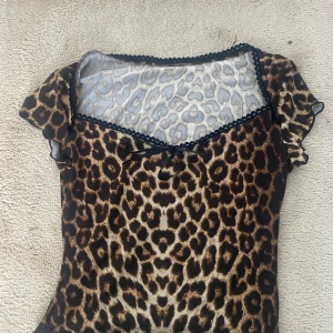 Leopardmönstrad topp från Romwe - Säljer denna tröjan från SHEIN då den är förstor för mig🐆