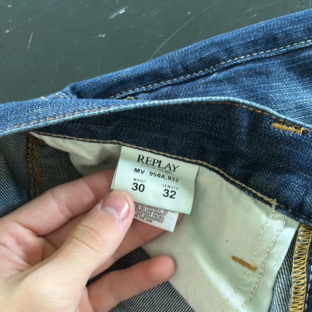 Säljer några fräscha replay jeans. Skick är 10/10 använt fåtal gånger. Måttet är 30 32 som visas på sista bilden. Finns det funderingar är det bara att fråga.. Jeans & Byxor.