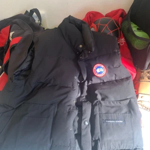 Canada goose väst - Fick den av en vän och jag använder inte den därför jag säljer den pris kan diskuteras 