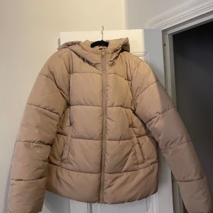 Beige jacka  - Snygg, beige vinterjacka/höstjacka från PIECES i storlek L. Mindre i storleken. Använd under en vinter men i mycket gott skick. Fickor på sidorna <3