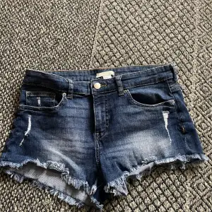 Jag säljer dessa jeansshorts då de va lite för stora! Måttet tvärs över midjan är 38 cm. Dom är lågmidjade och är från hm. Köparen står för fakten!💕