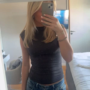 Svart ärmlös topp från Gina Tricot - säljer en grå topp från Gina tricot i storlek xs, använd få gånger 💕