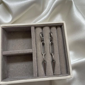 Iris earrings  - 39kr per par 🩷 kika gärna in de andra annonserna som jag lagt ut för liknande smycken🌸