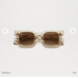 Ecru solglasögon från CHIMI - Säljer ett par ecru-färgade solglasögon från CHIMI i modell 04 för 650kr + frakt. Kommer med originalförpackning och fodral. Nästan oanvända! Priset kan diskuteras vid snabbt köp💕