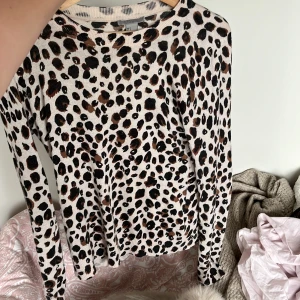 Leopard tröja  - Säljer denna jätte snygga och mysiga teöja från hm☺️ använda aldrig längre!