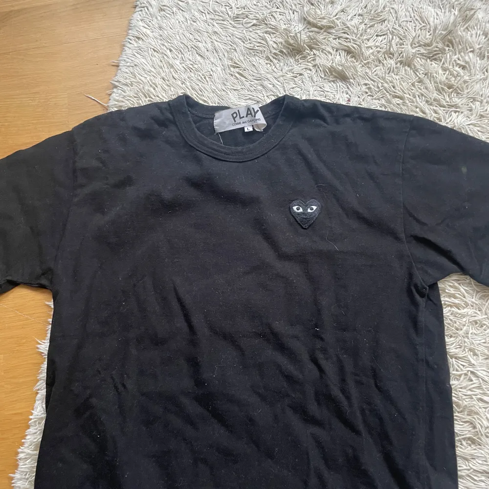 Svart comme de garcons t-shirt. Riktig clean skön tröja, inte använt den så mycket. Pris kan diskuteras. T-shirts.