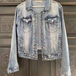 Jeansjacka - Superfin jeansjacka i nyskick, stretchigt materiel. 