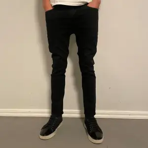 Hej! Säljer nu dessa super snygga Levis jeans. Modellen är 184 och väger 70kg. Jeansen är i toppskick 10/10. Hör av dig vid frågor!