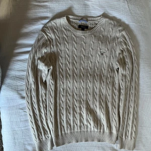 Gant kabestickad crewneck  - Säljer nu en riktigt fet kabestickad tröja från Gant. Ett väldigt efterfrågat plagg och skicket är 9,5/10 har inga defekter. Storlek L men passar som M. Säljer för enbart 349 men priset är ej hugget i sten. Hör av er vid minsta fundering!