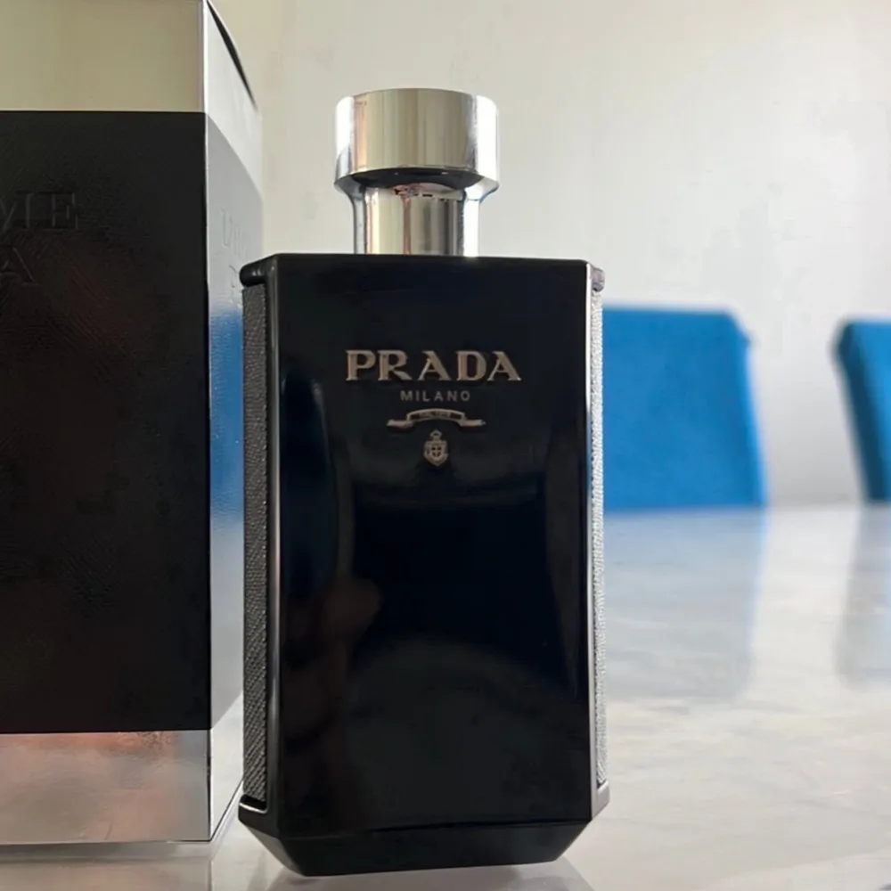 Säljer en elegant och sofistikerad parfym från Prada, L'Homme Intense. Flaskan är stilrent designad i svart med en silverfärgad kork och Pradas logga i silver. Doften är en djup och rik blandning av iris, bärnsten, patchouli och tonkaböna, vilket ger en varm och sensuell upplevelse. Perfekt för kvällar eller speciella tillfällen. Prada L'Homme Intense Eau de Parfum är en doft för män.  Prada L'Homme Intense EdP 100 ml. 98 % kvar = 98 ml. eller mer Åtta spray har jag gjort med EDP  Naturligtvis original. Inköpt pa Kicks 2024-07.. Parfym.