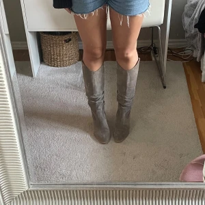 Lazamani boots  - Sjukt snygga boots som tyvärr är lite små på mig, köpte för 2000 och  använda en enstaka gång. Tredje bilden visar bäst färgen på skorna. 🩷Pris kan diskuteras! 🩷 