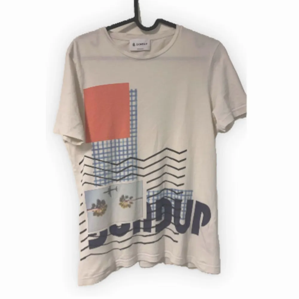 En riktig snygg t-shirt från dondup! Skicket är mycket bra. Den sitter som en S/Xs. För mer frågor, skriv till oss! Mvh Gmd resell. T-shirts.