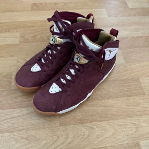 Air Jordan 7 retro C&C ”Cigar” - Använda 1 gång, som nya nästan.  Väldigt fin skick på skorna och bara väntar på någon ska ge dem kärlek. 