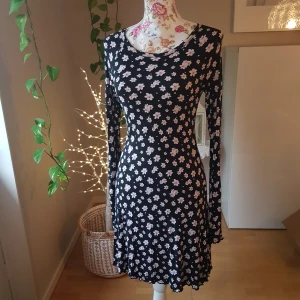 Långärmad klänning i mjuk, ribbad trikå - Använd enstaka tillfälle. Skön och stretchig. Figurnära, fint fall. ~ STOR rensning & klänningsbonanza i min shop ~ Välj 5 för 100kr oavsett pris, skicka medd/lämna som prisförslag (gäller där det står) ~