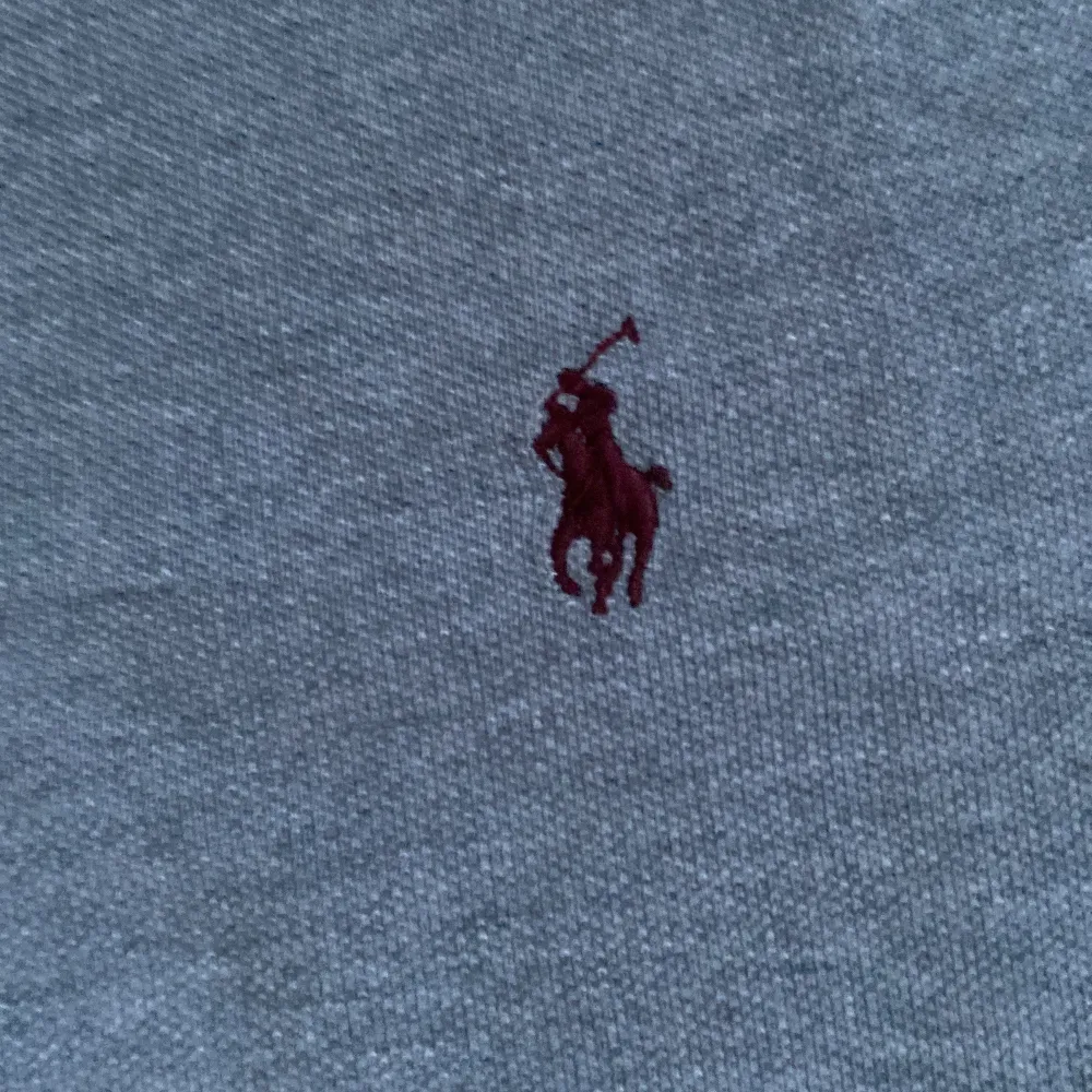 Polo piké 8/10 skick storlek s     . T-shirts.