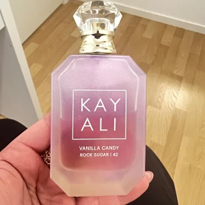 KAYALI vanilla candy rock sugar - Säljer min kayali vanilla candy rock sugar. Mer än hälften kvar i. 