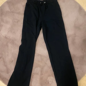 Svarta mjukisbyxor - Säljer lager 157 mjukisar ”Stella” i svart. Mycket bekväma och varma för hösten/vintern. Funkar som lågmidjade samt normal midjade. Inga defekter.