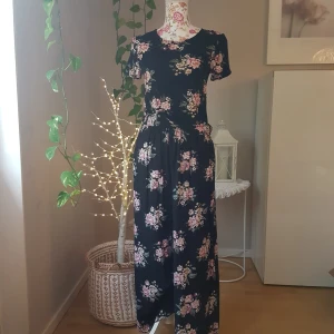 Matchande set om t-shirt & byxa - Oanvänt! Luftiga, vida byxor med fickor, i stl 38 + matchande, lite kortare tshirt i stl 36. ~ STOR rensning, klänningsbonanza & erbjudanden i min shop ~