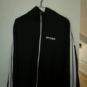 Palm angels kofta (tröja) - Säljer för att den inte är i min smak,  Skick 9/10, Den är XL men passar L, pris kan diskuteras vid snabb