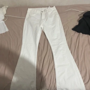 Vita jeans - Den är oanvänd passar som S