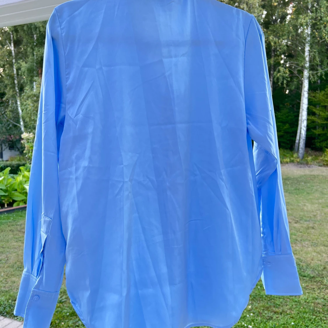 Blå skjorta i satin - 4