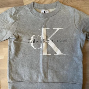 Calvin Klein tröja  - Tröja i nyskick.  Storlek XS  Kommer från ett rök och djurfritt hem. 