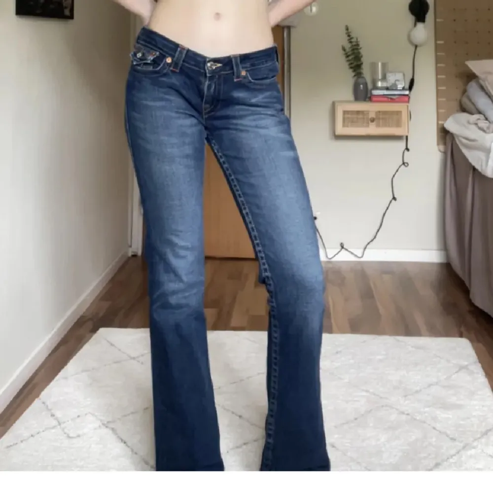 Supersnygga true religion jeans! Inga defekter och mycket fint skick. Köpte dessa för 900kr secondhand. Säljer pga inte kommer till användning. Innerbensläbgd: 84cm midjemått: 42cm tvärsöver. Skulle säga att det är 38/40 i eu storlek😃❤️❤️😃. Jeans & Byxor.