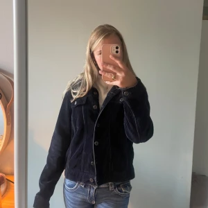 Manchesterjacka  - Manchesterjacka i fint skick. Säljer då den inte kommer till användning längre💓Perfekt höst eller vårjacka! Strl 42 men sitter som XS/S
